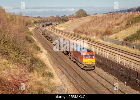 Classe 60 N° 60010 avec Deutsche Bahn Cherry Red avec DB Schenker Branding passe Standish Junction, Gloucestershire, Royaume-Uni Banque D'Images