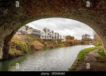 La classe 66 n° 66558 de Freightliner passe le canal Kennet et Avon près de Crofton, Wiltshire, Royaume-Uni Banque D'Images