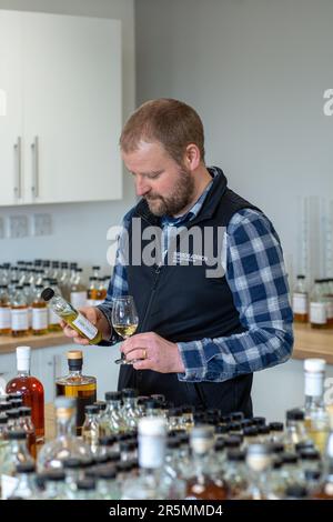 Chef distillateur Adam Hannet dégustation de whisky à la distillerie Bruichladdich, Islay, Écosse, Royaume-Uni Banque D'Images