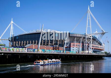 CARDIFF, PAYS DE GALLES - MAI 27 : vue générale d'un bus fluvial sur la rivière Taff près du stade de la Principauté, anciennement le stade du millénaire, sur une da ensoleillée Banque D'Images