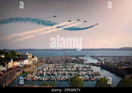 GB - DEVON: RAF flèches rouges se présentant au-dessus de Torbay au salon anglais Riviera Airshow 2023 Banque D'Images