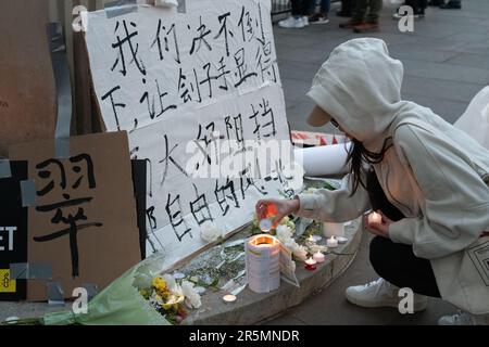 Londres, Royaume-Uni. 4 juin 2023. La diaspora chinoise se réunit à l'extérieur de l'ambassade de Chine à Londres pour commémorer l'anniversaire du mouvement pro-démocratique de juin 1989 et du massacre de la place Tienanmen à Pékin. Crédit : Ron Fassbender/Alamy Live News Banque D'Images