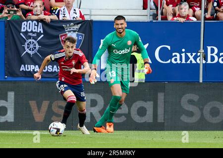 Aimar Oroz (milieu de terrain; CA Osasuna) et Paulo Gazzaniga (gardiens de but; Girona FC) en action pendant le football espagnol de la Liga Santander, match entre CA Osasuna et Girona FC au stade Sadar. Notes finales; CA Osasuna 2-1 Girona FC. Banque D'Images