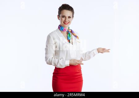 bonne femme élégante de la compagnie aérienne sur fond blanc et uniforme d'accueil. Banque D'Images