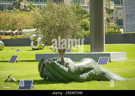 Mains tenant la sculpture d'arbre. Symbole de la conservation et de la protection de la nature. Concept de protection de l'environnement réchauffement de la planète. Dubaï, Émirats arabes Unis - avril 202 Banque D'Images