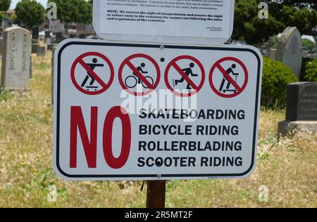 Los Angeles, Californie, États-Unis 3rd juin 2023 pas de skateboard, d'équitation à vélo, de rollerblading, d'équitation à Scooter panneau au cimetière Evergreen au 204 N. Evergreen Avenue sur 3 juin 2023 à Los Angeles, Californie, États-Unis. Photo par Barry King/Alay stock photo Banque D'Images