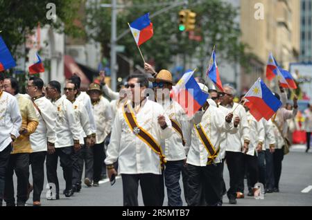 New York, New York, États-Unis. 4th juin 2023. Groupe d'hommes défilent jusqu'à Madison Avenue, Manhattan à New York lors de la parade annuelle de la Journée des Philippines. (Credit image: © Ryan Rahman/Pacific Press via ZUMA Press Wire) USAGE ÉDITORIAL SEULEMENT! Non destiné À un usage commercial ! Banque D'Images