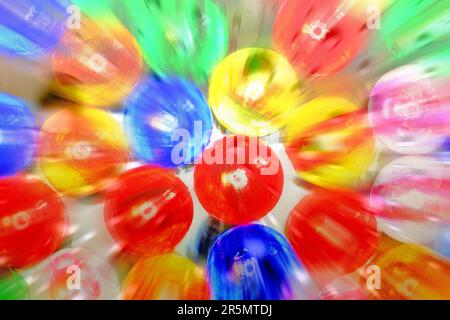 Boules de verre multicolores en mouvement, effet de flou et motif pluie Banque D'Images