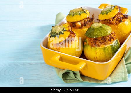 Courgettes à huit boules farcies de viande et de bulgur Banque D'Images