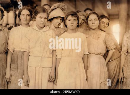 Groupe de jeunes filles travaillant dans une usine de coton, West, Texas, USA, Lewis Wickes Hine, Novembre 1913 Banque D'Images