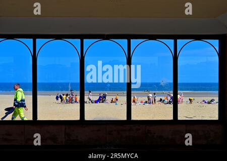 Promenade couverte de South Shields Beach donnant sur la plage de sable Banque D'Images