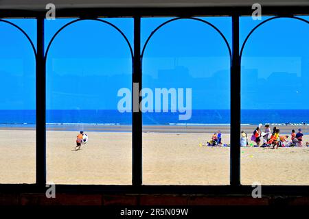 Promenade couverte sur la plage de South Shields donnant sur la plage de sable avec pique-niques et familles de football Banque D'Images