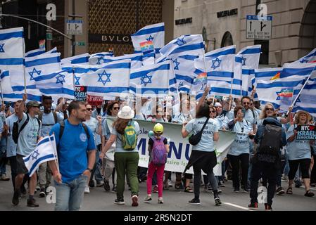 4 juin 2023, %G: (NOUVEAU) la parade de la Journée israélienne. 4 juin 2023, New York, New York, États-Unis. Histoire de la parade israélienne à New York. En 1965, des milliers de jeunes sionistes américains ont marché sur Riverside Drive pour soutenir le jeune État d'Israël. Cette marche impromptue a progressivement évolué pour inclure des organisations communautaires juives, des synagogues, des groupes de marche et des flotteurs alors qu'elle s'est transformée en défilé de Salute to Israel sur la Cinquième Avenue. Drapeaux d'Israël sur 5th Avenue.&#XA;Credit: Victor M. Matos/thenews2 (Foto: Victor Matos/Thenews2/Zumapress) (Credit image: © Victor Matos/TheNEWS2 via ZUMA Banque D'Images