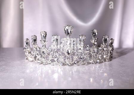 Magnifique tiara d'argent avec des diamants sur une table blanche Banque D'Images