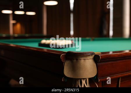 Boules dans un support triangulaire sur table verte à l'intérieur, se concentrer sur la poche de billard. Espace pour le texte Banque D'Images