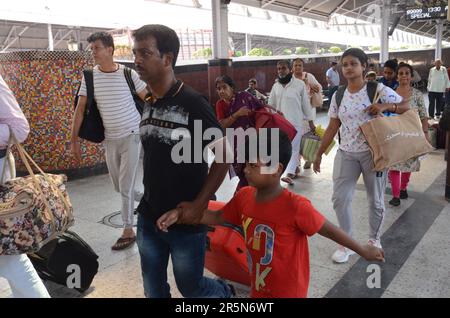 04 juin 2023, Balasore, Inde: Des passagers de Coromondal express blessent un train spécial à la gare de howrah à kolkata, Bengale-Occidental, Inde d'une collision de trois trains près de Balasore, au moins 290 personnes ont été tuées et plus de 900 blessées après une terrible collision de trois trains, hier soir, dans Balasore d'Odisha. L'incident a eu lieu lorsqu'un train de voyageurs, le Coromandel Shalimar Express, a déraillé et frappé un train de marchandises, et un autre train, le Yesvantpur-Howrah Superfast, s'est écrasé dans les autocars déraillés. Sur 4 juin 2023 à Balastore, Inde. (Photo de Dipa Chakraborty/Eyepix Grou Banque D'Images