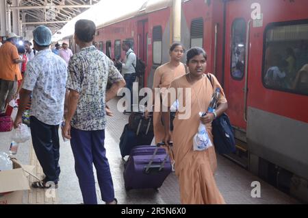 04 juin 2023, Balasore, Inde: Des passagers de Coromondal express blessent un train spécial à la gare de howrah à kolkata, Bengale-Occidental, Inde d'une collision de trois trains près de Balasore, au moins 290 personnes ont été tuées et plus de 900 blessées après une terrible collision de trois trains, hier soir, dans Balasore d'Odisha. L'incident a eu lieu lorsqu'un train de voyageurs, le Coromandel Shalimar Express, a déraillé et frappé un train de marchandises, et un autre train, le Yesvantpur-Howrah Superfast, s'est écrasé dans les autocars déraillés. Sur 4 juin 2023 à Balastore, Inde. (Photo de Dipa Chakraborty/Eyepix Gro Banque D'Images