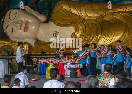 Bogor, Indonésie. 04th juin 2023. Les bouddhistes de Bogor, Java-Ouest, Indonésie, baignent la statue de Bouddha ou de bébé Siddharta, qui est l'un des rituels de la célébration de Trisuci Vesak au Dharma Vihara bouddhiste et 8 Pho Sat sur 4 juin 2023. Credit: SIPA USA/Alay Live News Banque D'Images