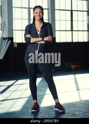 Croyez en vous et vous serez imparable. une jeune femme dans une salle de sport. Banque D'Images