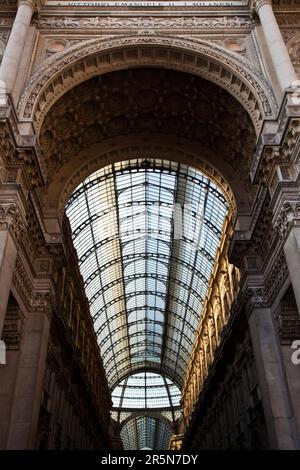 La Galleria Vittorio Emanuele II est une double arcade couverte formée de deux arcades voûtées en verre à angles droits qui se croisent dans un octogone Banque D'Images