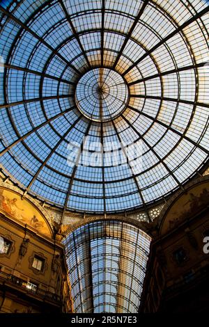 La Galleria Vittorio Emanuele II est une double arcade couverte formée de deux arcades voûtées en verre à angles droits qui se croisent dans un octogone Banque D'Images