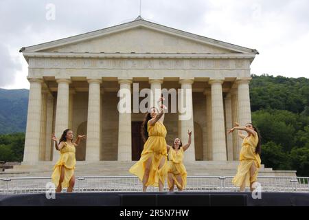 Possagno, Italie. 04th juin 2023. Jeanne Bresciani et les danseurs de l'Institut international Isadora Duncan de New York exécutent une danse dans le style de Duncan intitulée ''d'Antonio Canova à Isadora Duncan: Une splendeur éternelle' au Tempio Canoviano à Possagno, en Italie, sur 4 juin 2023.(photo de Mimmo Lamacchia/NurPhoto) crédit : Nouvelles en direct NurPhoto SRL/Alamy Banque D'Images