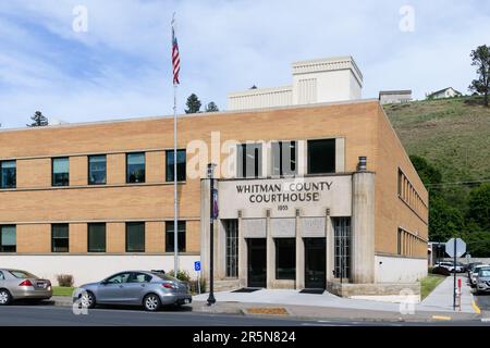 Colfax, WA, Etats-Unis - 23 mai 2023; panneau et façade du palais de justice du comté de Whitman à Colfax, Washington Banque D'Images