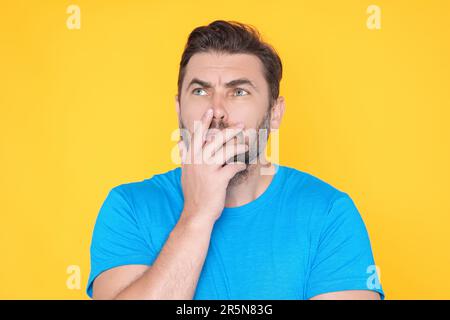 Homme avec confusion expression de visage ayant des doutes. Homme attentionné. Portrait d'un homme sérieux et réfléchi. Beau et attentionné Banque D'Images