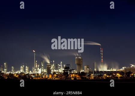 Usine chimique de nuit à Ludwigshafen sur le Rhin Banque D'Images