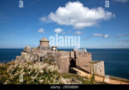 Vue sur le fort de la SLAT sur la péninsule du Cap Frehel en Bretagne Banque D'Images