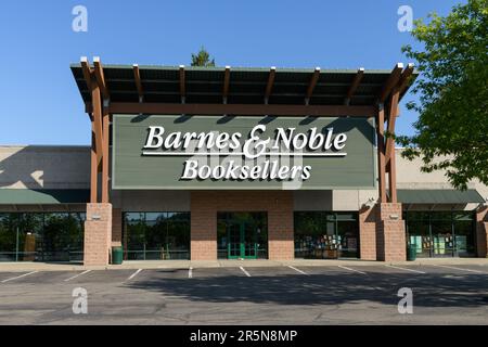 Woodinville, WA, Etats-Unis - 04 juin 2023; libraires Barnes et Noble avec parking vide et signalisation Banque D'Images