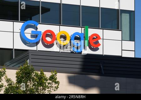 Kirkland, WA, Etats-Unis - 04 juin 2023; signer avec les couleurs de marque de Google corporation sur la construction en lumière du soleil Banque D'Images