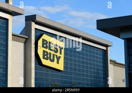 Bellevue, WA, Etats-Unis - 04 juin 2023; signer chez Best Buy détaillant de produits électroniques grand public à Bellevue, Washington Banque D'Images