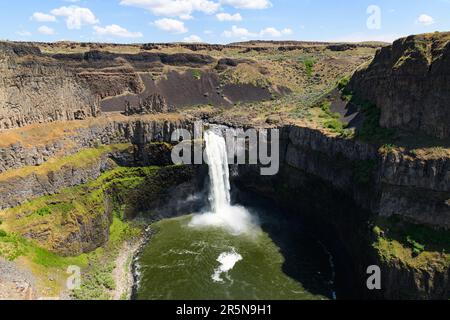 Les chutes Palouse tombent dans la piscine de l'est de l'État de Washington sous le soleil entouré de basalte Banque D'Images