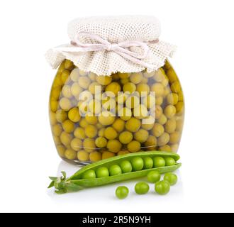 Pot de pois vert avec cosses fraîches isolées sur fond blanc Banque D'Images