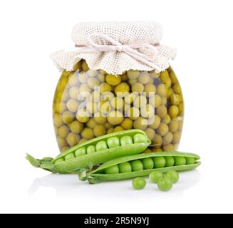 Pot de pois vert avec cosses fraîches isolées sur fond blanc Banque D'Images