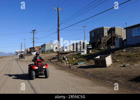 Iniut on Quadbike, Pond Inlet, Île de Baffin, Nunavut, Canada, Île de Baffin, île de Baffin Banque D'Images