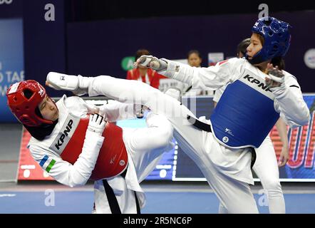 Bakou, Azerbaïdjan. 4th juin 2023. Zuo Ju (R) de la Chine rivalise contre Sitora Ergashova de l'Ouzbékistan lors du match féminin -53kg de 32 aux Championnats du monde de Taekwondo 2023 à Bakou, Azerbaïdjan, 4 juin 2023. Credit: Tofiq Babayev/Xinhua/Alay Live News Banque D'Images