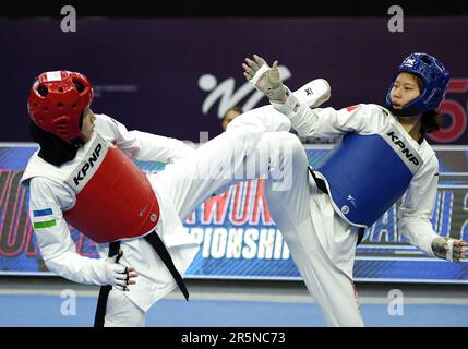 Bakou, Azerbaïdjan. 4th juin 2023. Zuo Ju (R) de la Chine rivalise contre Sitora Ergashova de l'Ouzbékistan lors du match féminin -53kg de 32 aux Championnats du monde de Taekwondo 2023 à Bakou, Azerbaïdjan, 4 juin 2023. Credit: Tofiq Babayev/Xinhua/Alay Live News Banque D'Images