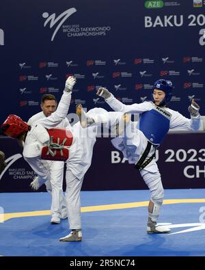 Bakou, Azerbaïdjan. 4th juin 2023. Nishida Mao (R) du Japon est en compétition contre Zeynep Taskin de T¨¹rkiye lors du match féminin -53kg de 32 aux Championnats du monde de Taekwondo 2023 à Bakou, Azerbaïdjan, 4 juin 2023. Credit: Tofiq Babayev/Xinhua/Alay Live News Banque D'Images