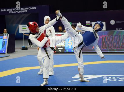 Bakou, Azerbaïdjan. 4th juin 2023. Nishida Mao (R) du Japon rivalise contre Lara Goncalves du Portugal lors du match féminin -53kg de 64 aux Championnats du monde de Taekwondo 2023 à Bakou, Azerbaïdjan, 4 juin 2023. Credit: Tofiq Babayev/Xinhua/Alay Live News Banque D'Images