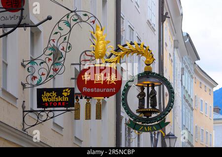 Autriche, Salzbourg, Getreidegasse divers signes Banque D'Images