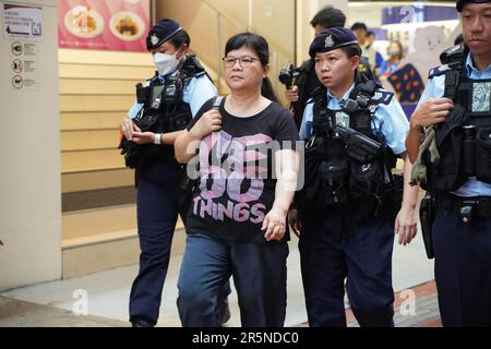 La police a été mise en détention par Mak Yin-Ting, ancien président de l'Association des journalistes de Hong Kong. 4 juin, est le 34th anniversaire de la répression de la place Tiananmen à Pékin en 1989. Certaines personnes à Hong Kong veulent marquer ce jour et utiliser leur propre chemin pour pleurer les victimes de la répression. Cependant, le gouvernement de Hong Kong et les forces de police de Hong Kong ne veulent pas que les gens pleurent pour la répression. Des milliers d'officiers de police patrouillent dans toute la ville et la plupart d'entre eux se mettent en veille à Causeway Bay et au Victoria Park, où les lieux les plus communs pour pleurer la répression de Tiananmen à Hong Kong. Banque D'Images