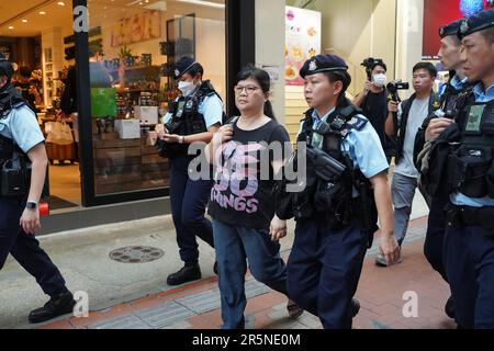 La police a été mise en détention par Mak Yin-Ting, ancien président de l'Association des journalistes de Hong Kong. 4 juin, est le 34th anniversaire de la répression de la place Tiananmen à Pékin en 1989. Certaines personnes à Hong Kong veulent marquer ce jour et utiliser leur propre chemin pour pleurer les victimes de la répression. Cependant, le gouvernement de Hong Kong et les forces de police de Hong Kong ne veulent pas que les gens pleurent pour la répression. Des milliers d'officiers de police patrouillent dans toute la ville et la plupart d'entre eux se mettent en veille à Causeway Bay et au Victoria Park, où les lieux les plus communs pour pleurer la répression de Tiananmen à Hong Kong. (P Banque D'Images