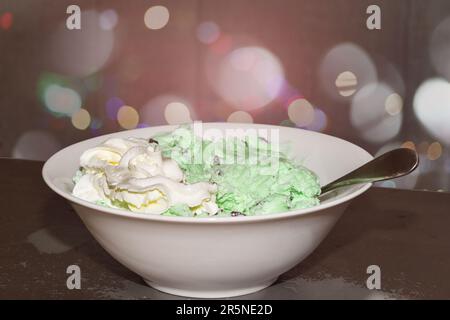 Glace à la menthe et aux pépites de chocolat dans un bol blanc. Banque D'Images