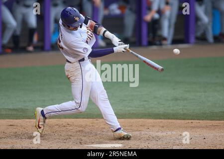 Bâton Rouge, LA, États-Unis. 4th juin 2023. Hayden Travinski de LSU (25) conduit une balle pour une course à domicile lors de l'action régionale de baseball de la NCAA entre les castors de l'État de l'Oregon et les Tigres de LSU au stade Alex Box, Skip bertman Field à Baton Rouge, LA. Jonathan Mailhes/CSM(Credit image: © Jonathan Mailhes/Cal Sport Media). Crédit : csm/Alay Live News Banque D'Images