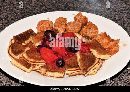 Gros plan des crêpes avec des fruits sur le dessus. Banque D'Images