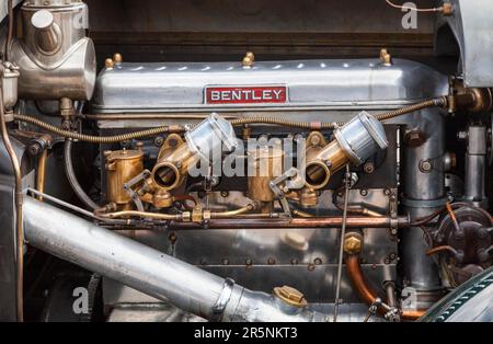 Vintage Bentley 41/2 litres ?le Mans? Tourer, vue dans le compartiment moteur Banque D'Images