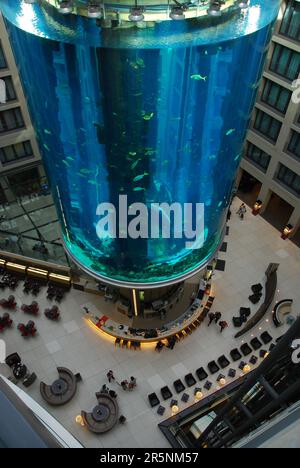 Aquarium dans le hall de l'hôtel, Hôtel Radisson, Berlin, hall avec AquaDom, Atrium, Allemagne Banque D'Images