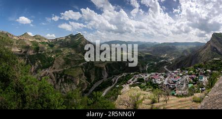 Panorama de Gunib (également orthographié Ghunib ou Gounib), village dans les montagnes du Caucase du Nord situé dans la République du Daghestan, Fédération de Russie Banque D'Images